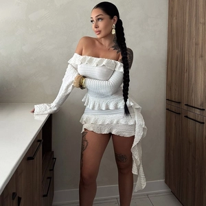 Détails de la robe blanche à épaules dénudées avec volants superposés et manches évasées
