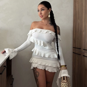 Robe mini blanche à épaules dénudées avec volants smockés et manches longues évasées