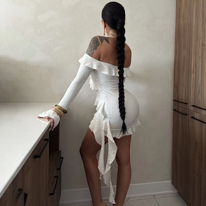 Robe courte blanche à épaules dénudées avec manches évasées et tissu à volants gaufré