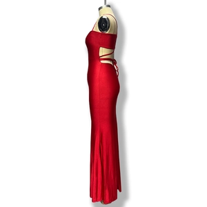 Détail de la vue latérale montrant le design dos nu à lacets d'une robe longue rouge ajustée