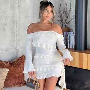 Détail de la robe mini blanche à épaules dénudées avec volants et manches évasées