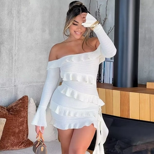 Gros plan d'une mini-robe blanche à épaules dénudées avec des volants et des manches cloche