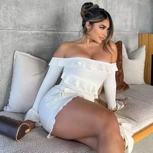 Détails des volants superposés et du tissu texturé de cette robe courte blanche à épaules nues