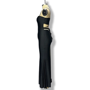Détail des brides croisées et du dos nu sur une robe longue noire moulante de soirée