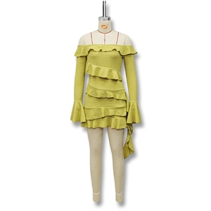 Détail d'une robe jaune moutarde à épaules dénudées avec volants et manches évasées