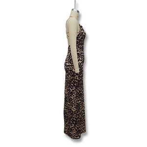 Détail d'une robe longue moulante dos nu avec un motif léopard classique et élégant