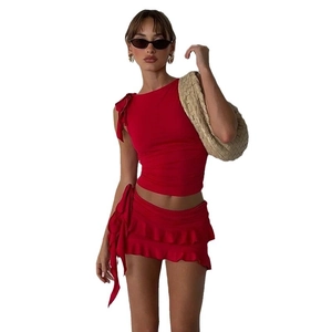 Completo due pezzi rosso con crop top senza maniche e minigonna con volant chic