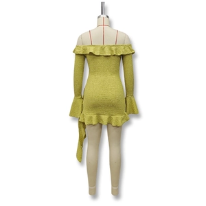 Gros plan du tissu texturé vert citron avec détails de volants et manches cloches