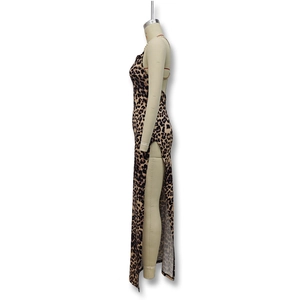 Détail de la fente latérale haute sur la robe mi-longue à imprimé léopard chic