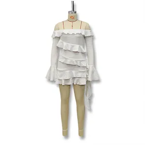 Détail de la robe courte blanche à épaules dénudées avec volants et manches cloches