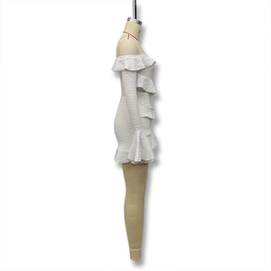 Détail d'une robe courte blanche à épaules dénudées avec volants et manches cloches
