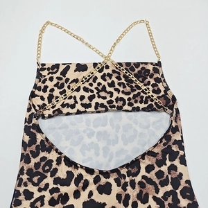 Détail de la robe léopard avec bretelles chaîne dorées croisées et dos ouvert sexy