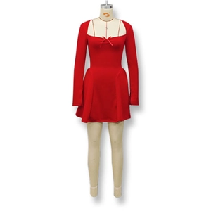 Dettaglio dell'abito rosso a maniche lunghe con scollo quadrato e decorazione a fiocco