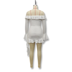 Vue arrière détaillée de la robe courte blanche épaules dénudées avec ourlet à volants