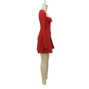 Dettaglio dell'abito corto rosso a maniche lunghe con scollo quadrato e piccolo fiocco
