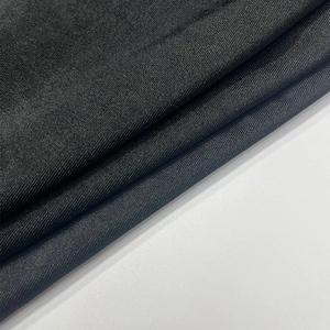 Détail macro du tissu sergé noir de haute qualité avec une texture fine et fluide