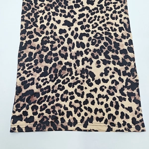 Gros plan détaillé de l'ourlet de robe léopard avec texture lisse et coutures nettes