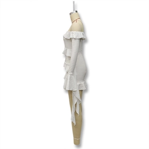 Détail de la mini-robe blanche à épaules dénudées avec manches cloche et volants étagés