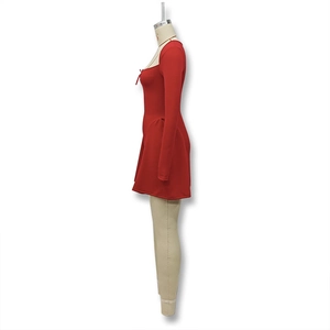 Dettaglio dell'abito rosso a maniche lunghe con scollo quadrato e lacci decorativi