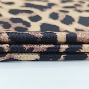 Vue macro montrant la texture du tissu à imprimé léopard d'une robe mi-longue ajustée