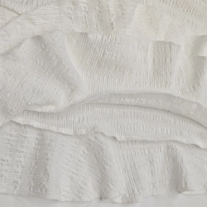 Vue macro du tissu gaufré blanc texturé et détails de couture de haute qualité du bord