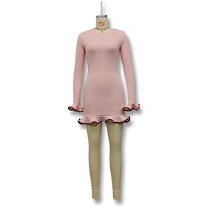 Détail d'une robe rose courte avec poignets à volants étagés et bordure contrastée foncée