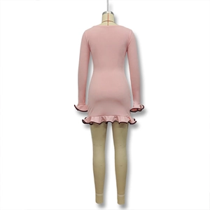 Robe en tricot rose ajustée avec poignets à volants et bordure contrastée au dos