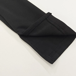 Dettaglio macro della trama in maglia nera e della finitura con cucitura a doppio ago