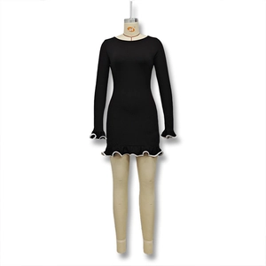 Détail de la robe noire en tricot avec des bords en dentelle blanche aux poignets