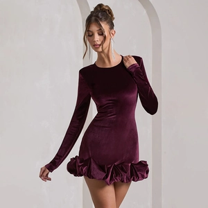 Elegantes weinrotes Samt-Minikleid mit langen Ärmeln und gerafftem Saum für Damen