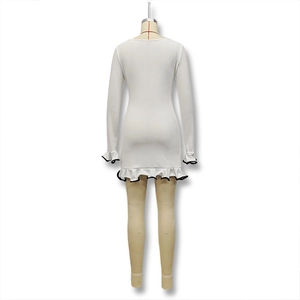 Détail du dos de la robe blanche en maille avec bordures en dentelle noire contrastée