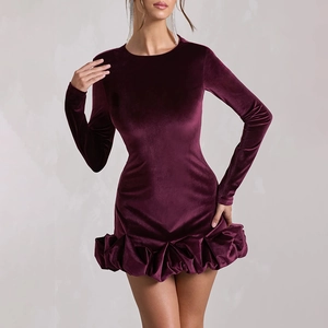 Detail des gefalteten Saums und der weinroten Samttextur an diesem stilvollen Minikleid