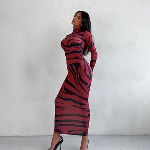 Eng anliegendes Maxikleid mit rot-schwarzem Tigermuster, Stehkragen und langen Ärmeln