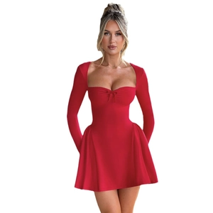 Elegante abito corto rosso a maniche lunghe con top a fascia con fiocco e gonna a trapezio
