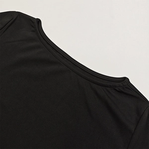 Détail de la couture à double aiguille de qualité sur l'encolure de la robe noire