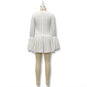 Détail de mini robe plissée blanche avec manches trompette et fermeture éclair cachée