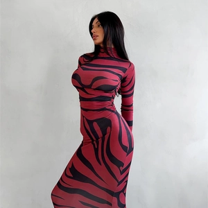 Detail des rot-schwarzen Tiermusters auf einem schmalen langärmeligen Maxikleid