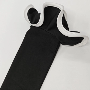 Détail de manches en tricot noir avec des bords à volants blancs et finitions soignées