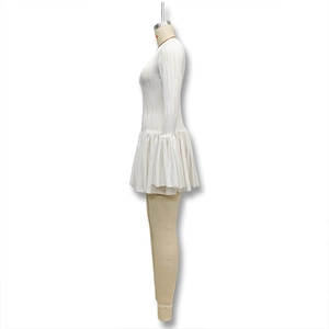 Vue détaillée de robe en tricot blanc avec manches trompette et ourlet à volants