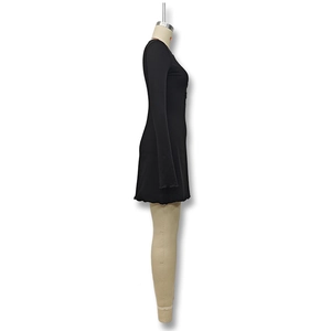 Détail des bords ondulés aux poignets et à l'ourlet d'une mini robe noire ajustée