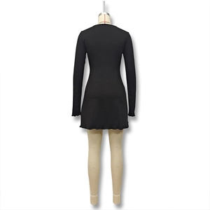 Vue arrière détaillée d'une mini robe noire moulante avec ourlet ondulé sur un mannequin