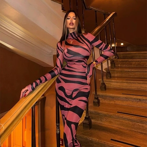Detail eines hochdehnbaren Langarm-Bodycon-Kleides mit pinkfarbenem und schwarzem Tigerprint
