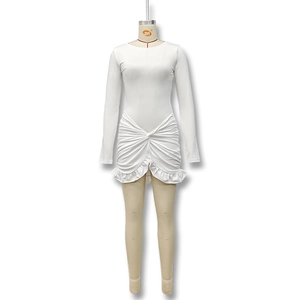 Primer plano del detalle de nudo y la textura fruncida en este vestido blanco corto
