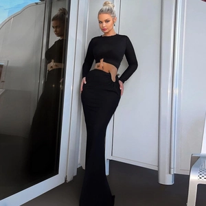 Détails de la robe noire avec découpes à la taille et anneaux métalliques de couleur bronze