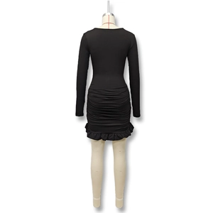 Vista posterior de vestido ajustado negro con fruncidos y dobladillo con volantes elegantes