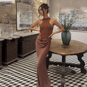 Détail du drapé élégant à la taille d'une robe moulante marron à col licou pour femme