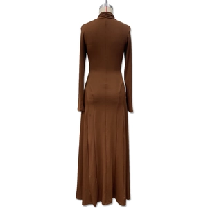 Vue détaillée du dos montrant la coupe ajustée et l'ourlet sirène de la robe marron