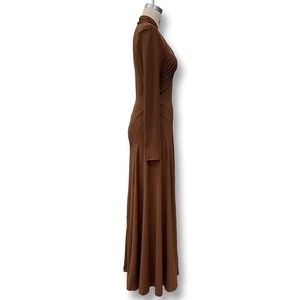 Vue détaillée robe longue licou marron café avec taille froncée et drapé fluide élégant