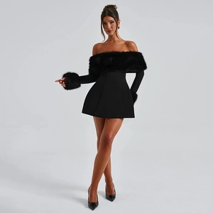 Détail de la robe courte noire épaules dénudées avec col et poignets en fausse fourrure