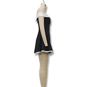 Detalle del cuello barco y corte ajustado en un vestido corto de fiesta negro
